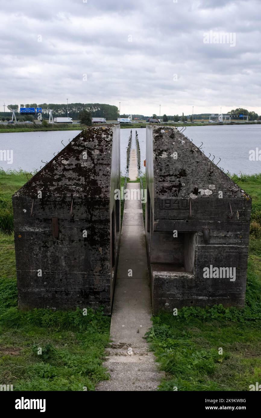 Zijderveld, Niederlande - 05. Oktober 2022: Neue niederländische Wasserlinie (Waterlinie - Doorgezaagde Bunker). Sie verläuft von der Zuiderzee (bei Muiden) nach De Biesbo Stockfoto