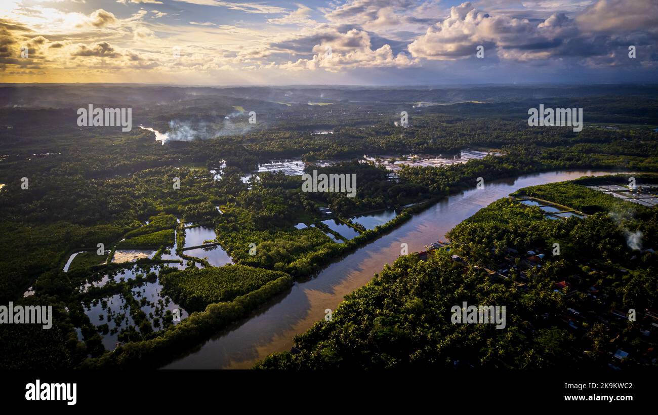 Dieses Foto wurde mit einer professionellen Drohnen-Kamera aufgenommen, die die Schönheit der Landschaft aus einer wirklich erhöhten Perspektive einfängt. Stockfoto