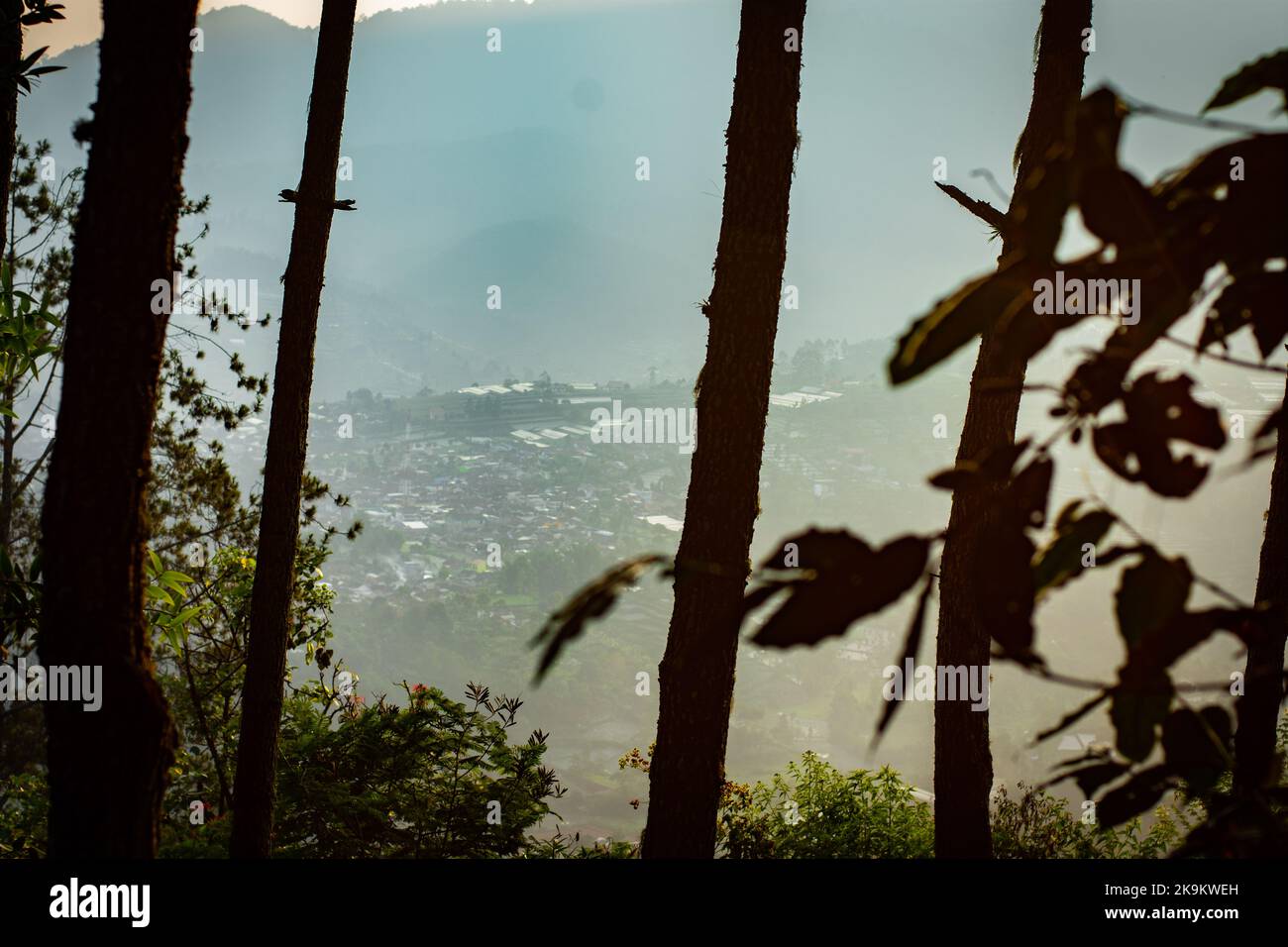 Dieses Foto wurde mit einer professionellen Drohnen-Kamera aufgenommen, die die Schönheit der Landschaft aus einer wirklich erhöhten Perspektive einfängt. Stockfoto