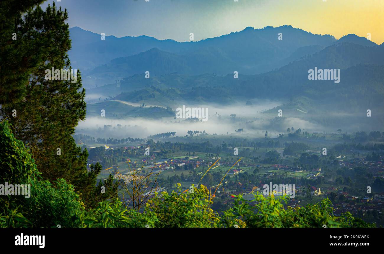 Dieses Foto wurde mit einer professionellen Drohnen-Kamera aufgenommen, die die Schönheit der Landschaft aus einer wirklich erhöhten Perspektive einfängt. Stockfoto