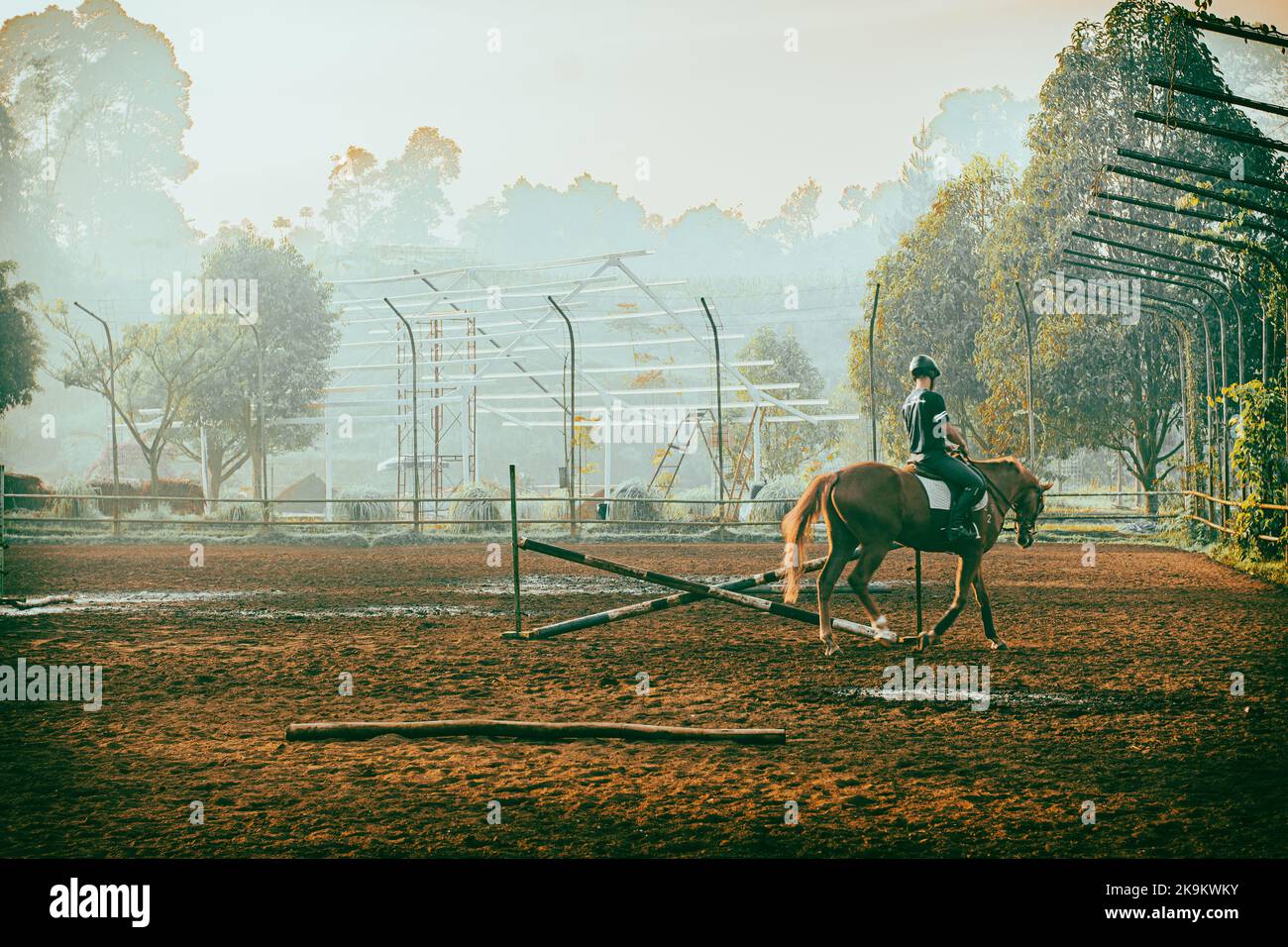 Dieses Foto wurde mit einer professionellen Drohnen-Kamera aufgenommen, die die Schönheit der Landschaft aus einer wirklich erhöhten Perspektive einfängt. Stockfoto
