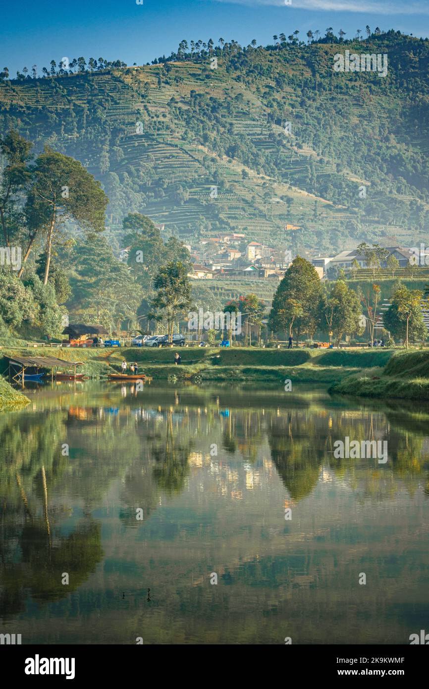 Dieses Foto wurde mit einer professionellen Drohnen-Kamera aufgenommen, die die Schönheit der Landschaft aus einer wirklich erhöhten Perspektive einfängt. Stockfoto