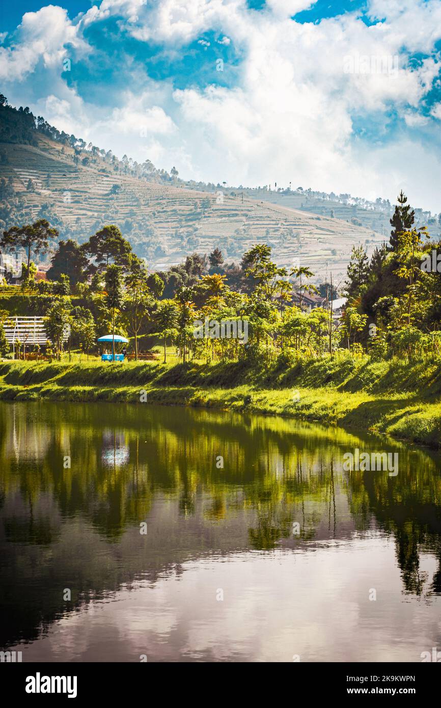Dieses Foto wurde mit einer professionellen Drohnen-Kamera aufgenommen, die die Schönheit der Landschaft aus einer wirklich erhöhten Perspektive einfängt. Stockfoto