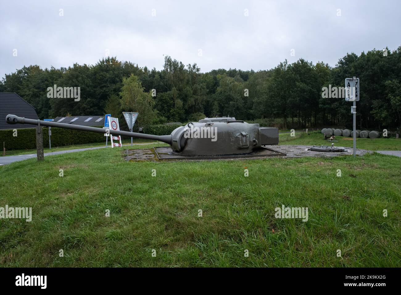 Olst, Niederlande - 14. Oktober 2022: Nach dem Krieg wurden viele Sherman-Türme als Artillerie in Bunkern eingesetzt, die Teil der IJssellinie bis zum Ger waren Stockfoto