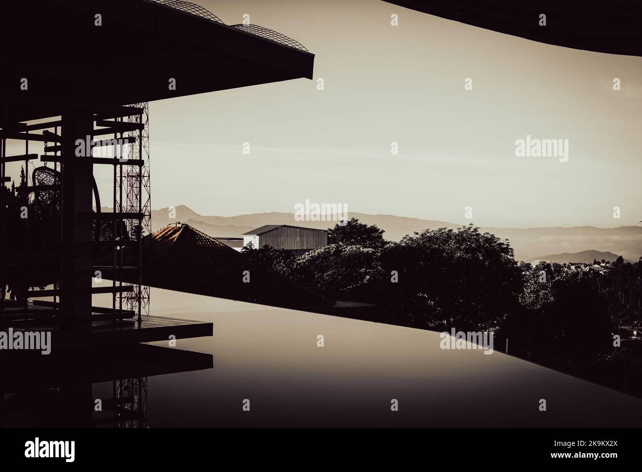 Dieses Foto wurde mit einer professionellen Drohnen-Kamera aufgenommen, die die Schönheit der Landschaft aus einer wirklich erhöhten Perspektive einfängt. Stockfoto