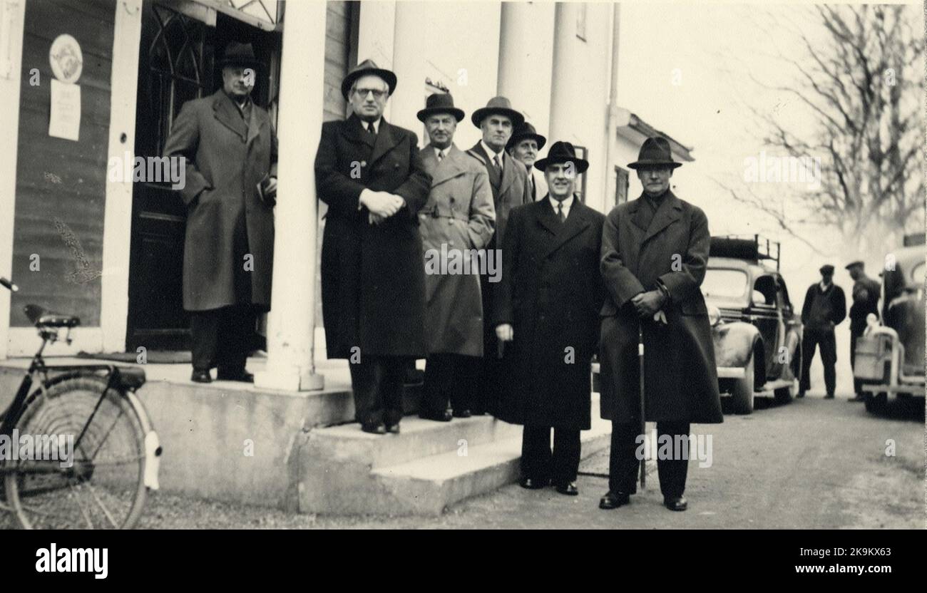 Das Service Board vor dem Grangärde Tourist Hotel während der Reise 3/5 1945 über die ehemalige SWB. FR.v.; FTI z. B. Mihnoss, Federation Chairman S. Christiansson, Öim W. Påhlsson, Lokf A.J. Malm, TB E. Lund, Verkst DC R. Markland und DC A. Valentin. Stockfoto