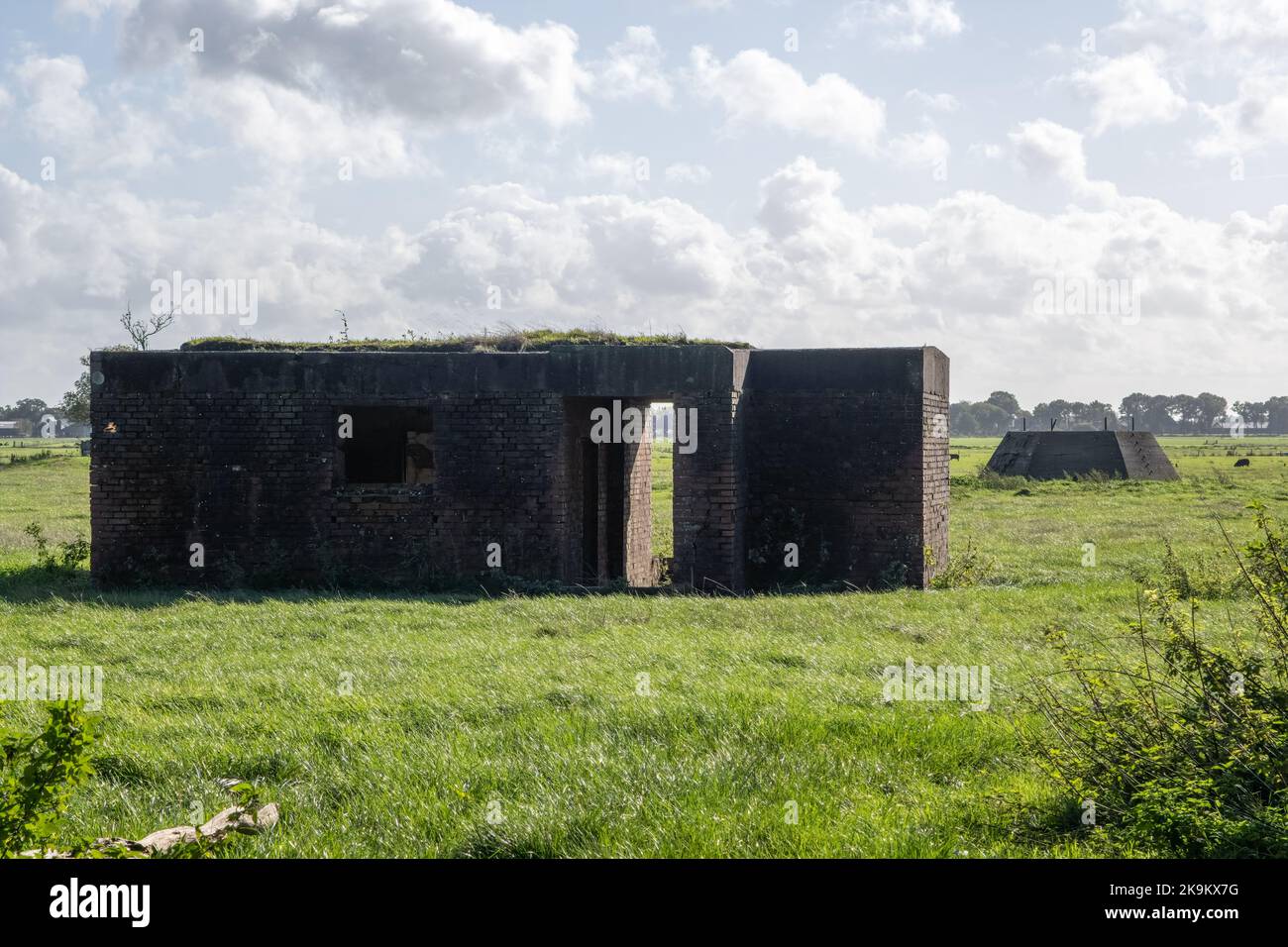 MARUM, Niederlande - 16. Okt 2022: Deutsche Radarstation (Anlage Lowe) aus dem Beginn des Zweiten Weltkriegs Betonfundamente eines Würzburg-Riese Rades Stockfoto
