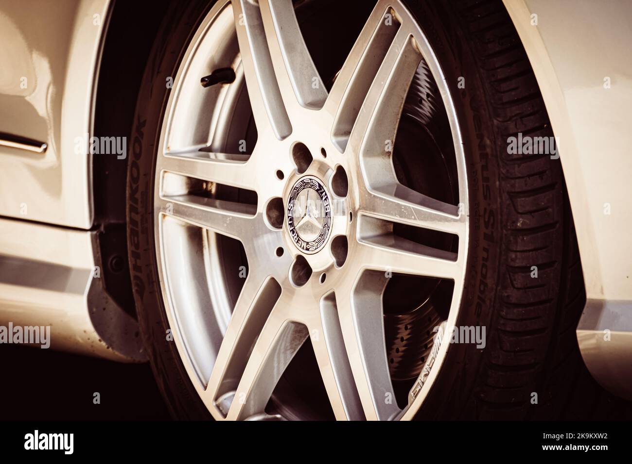 Dieses Foto wurde mit einer professionellen Drohnen-Kamera aufgenommen, die die Schönheit der Landschaft aus einer wirklich erhöhten Perspektive einfängt. Stockfoto