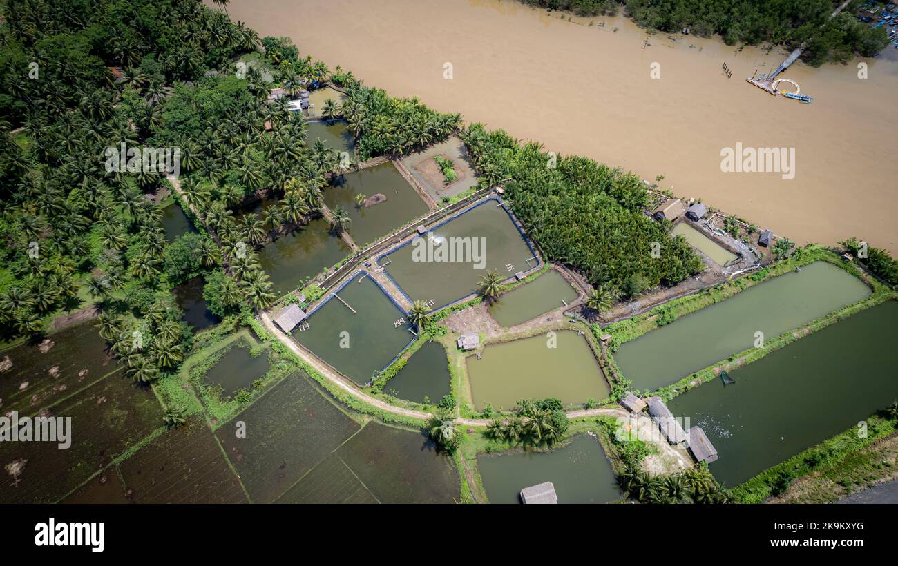 Dieses Foto wurde mit einer professionellen Drohnen-Kamera aufgenommen, die die Schönheit der Landschaft aus einer wirklich erhöhten Perspektive einfängt. Stockfoto