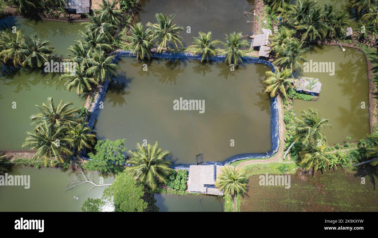 Dieses Foto wurde mit einer professionellen Drohnen-Kamera aufgenommen, die die Schönheit der Landschaft aus einer wirklich erhöhten Perspektive einfängt. Stockfoto