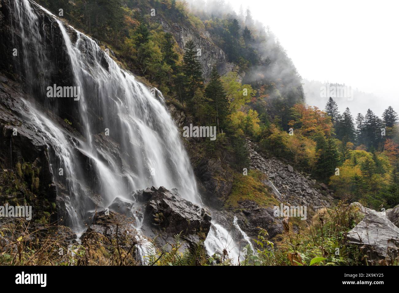 Die Unterfälle der Cascade d’Ars im Herbst, Aulus les Bains, Ariege, Pyrenäen, Frankreich, EU Stockfoto