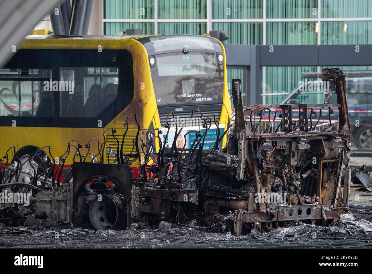 Slough, berkshire, Großbritannien. 29.. Oktober 2022. In den frühen Morgenstunden brach am Busbahnhof Slough ein riesiges Feuer aus. Feuerwehrleute des Royal Berkshire Fire and Rescue Service wurden über das gesamte Dach der Slough-Bushaltestelle zum Feuer gerufen. Mindestens ein Bus wurde zerstört. Feuerwehrleute bleiben heute Morgen vor Ort, und die Polizei von Thames Valley hat die Bushaltestelle abgesperrt. Die Ursache des Feuers ist unbekannt. Einige lokale Straßen, die früher gesperrt wurden, haben nun wieder geöffnet. Busse fahren noch, aber einige sind auf Umleitung. Quelle: Maureen McLean/Alamy Live News Stockfoto