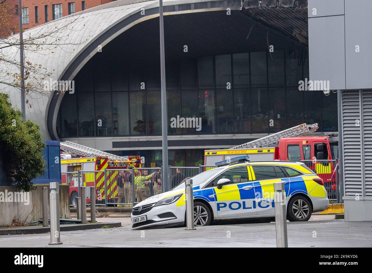 Slough, berkshire, Großbritannien. 29.. Oktober 2022. In den frühen Morgenstunden brach am Busbahnhof Slough ein riesiges Feuer aus. Feuerwehrleute des Royal Berkshire Fire and Rescue Service wurden über das gesamte Dach der Slough-Bushaltestelle zum Feuer gerufen. Mindestens ein Bus wurde zerstört. Feuerwehrleute bleiben heute Morgen vor Ort, und die Polizei von Thames Valley hat die Bushaltestelle abgesperrt. Die Ursache des Feuers ist unbekannt. Einige lokale Straßen, die früher gesperrt wurden, haben nun wieder geöffnet. Busse fahren noch, aber einige sind auf Umleitung. Quelle: Maureen McLean/Alamy Live News Stockfoto