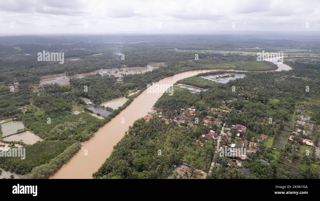 Dieses Foto wurde mit einer professionellen Drohnen-Kamera aufgenommen, die die Schönheit der Landschaft aus einer wirklich erhöhten Perspektive einfängt. Stockfoto