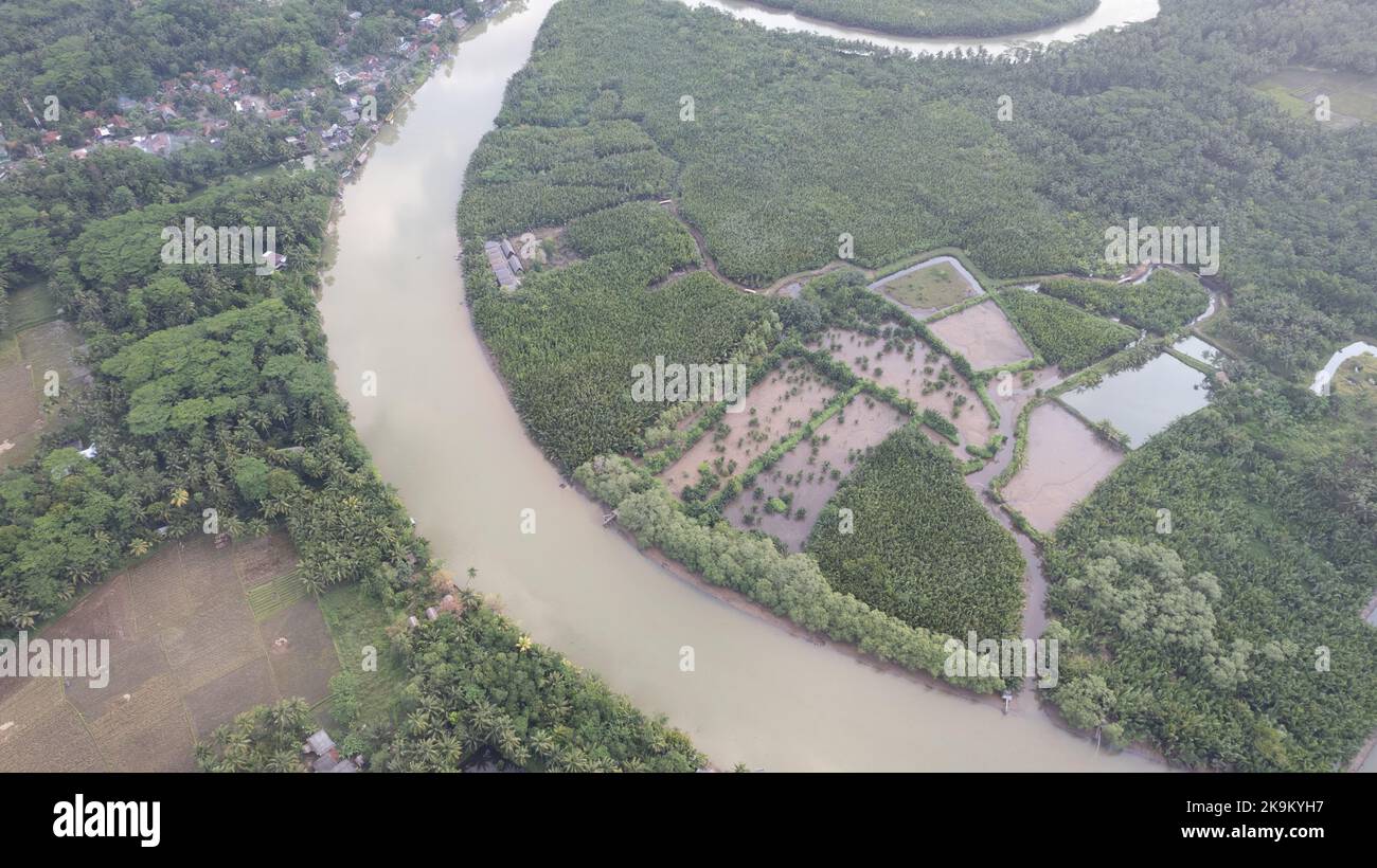 Dieses Foto wurde mit einer professionellen Drohnen-Kamera aufgenommen, die die Schönheit der Landschaft aus einer wirklich erhöhten Perspektive einfängt. Stockfoto