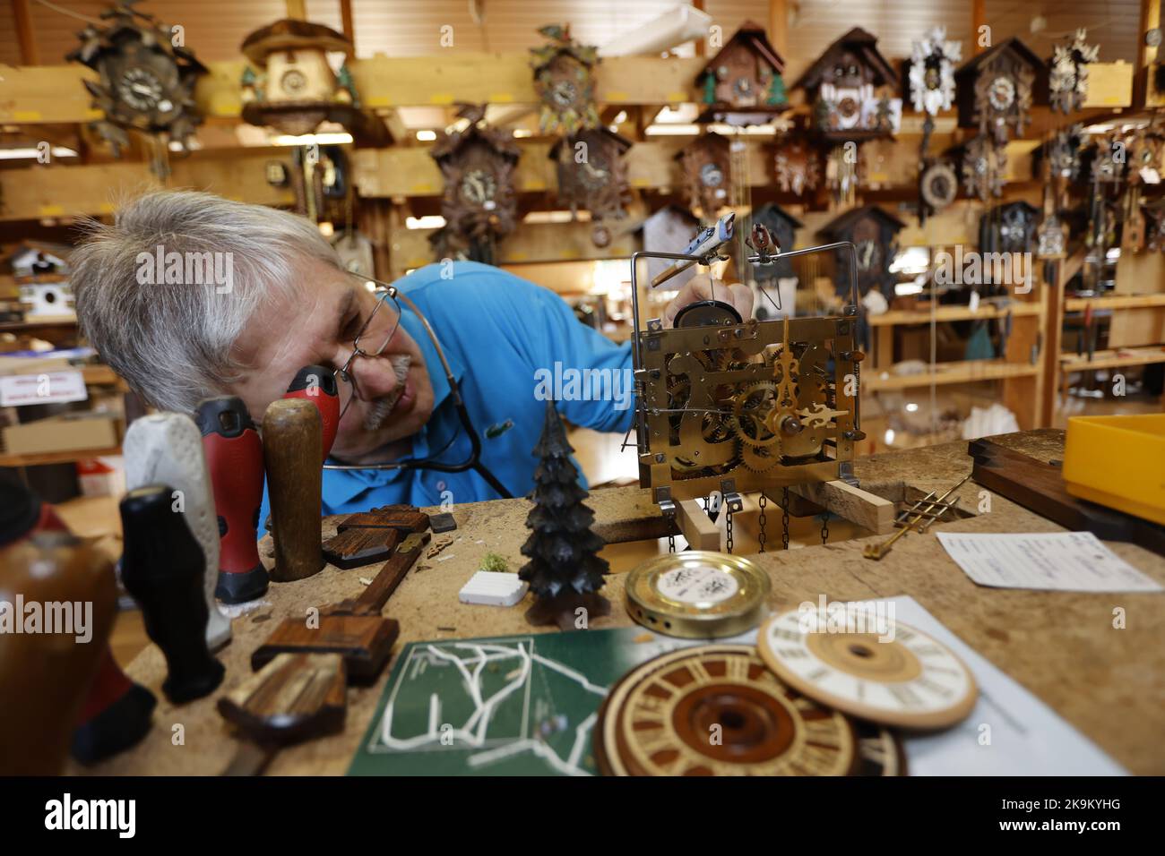 28. Oktober 2022, Sachsen-Anhalt, Gernrode: Uhrmachermeister Uwe Bergmann überprüft in den Museumsräumen der ehemaligen Harzer Uhrenfabrik in Gernrode das Uhrwerk einer Kuckucksuhr mit Stethoskop. Rund 300 verschiedene Kuckucksuhren und weitere Exponate werden hier auf 800 Quadratmetern präsentiert. Das Uhrenmuseum verfügt auch über einen Werkstattbereich, in dem Kuckucksuhren und auch andere Uhrwerke fachmännisch repariert werden. Hauptattraktion des Museums ist die größte Kuckucksuhr außerhalb des Schwarzwaldes mit einer Höhe von 14,50 Metern. Am letzten Sonntag im Oktober beginnt die sogenannte Winterzeit. Im Stockfoto