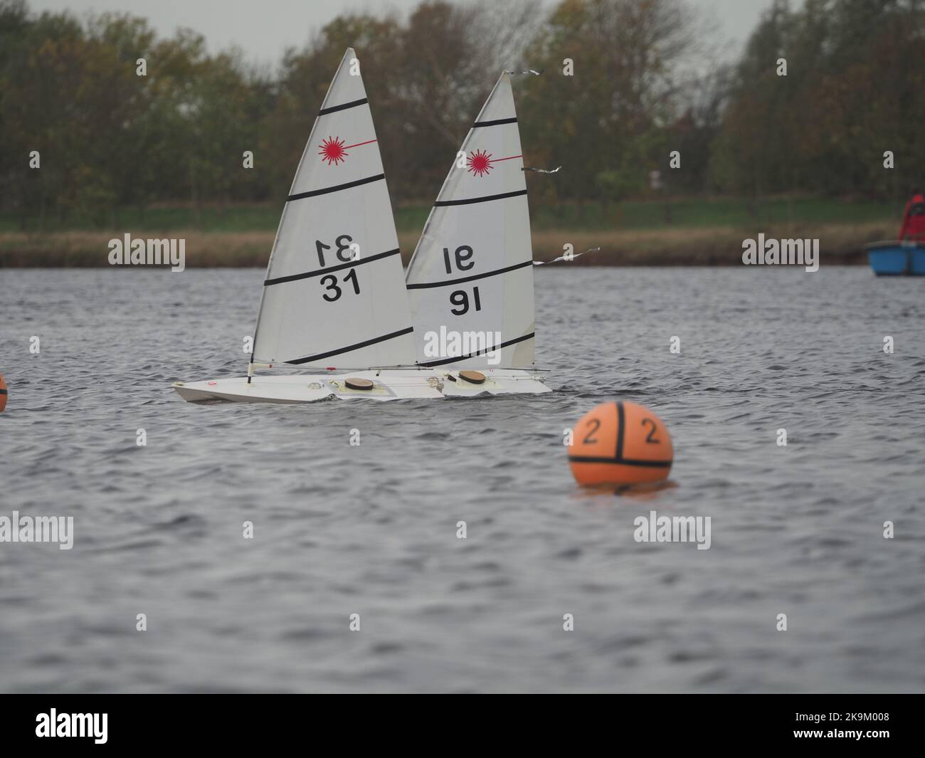 Sheerness, Kent, Großbritannien. 29. Oktober 2022. Das ferngesteuerte Modell Laser Dinghy Nationals findet dieses Wochenende im Barton's Point Coastal Park, Sheerness, Kent statt. Der RC Laser ist die offizielle ferngesteuerte Version des weltbekannten Laser-Segeljinghis der Olympischen Klasse (wie von Ben Ainslie gesegelt). Die diesjährige Veranstaltung wird vom Medway Yacht Club organisiert. Kredit: James Bell/Alamy Live Nachrichten Stockfoto