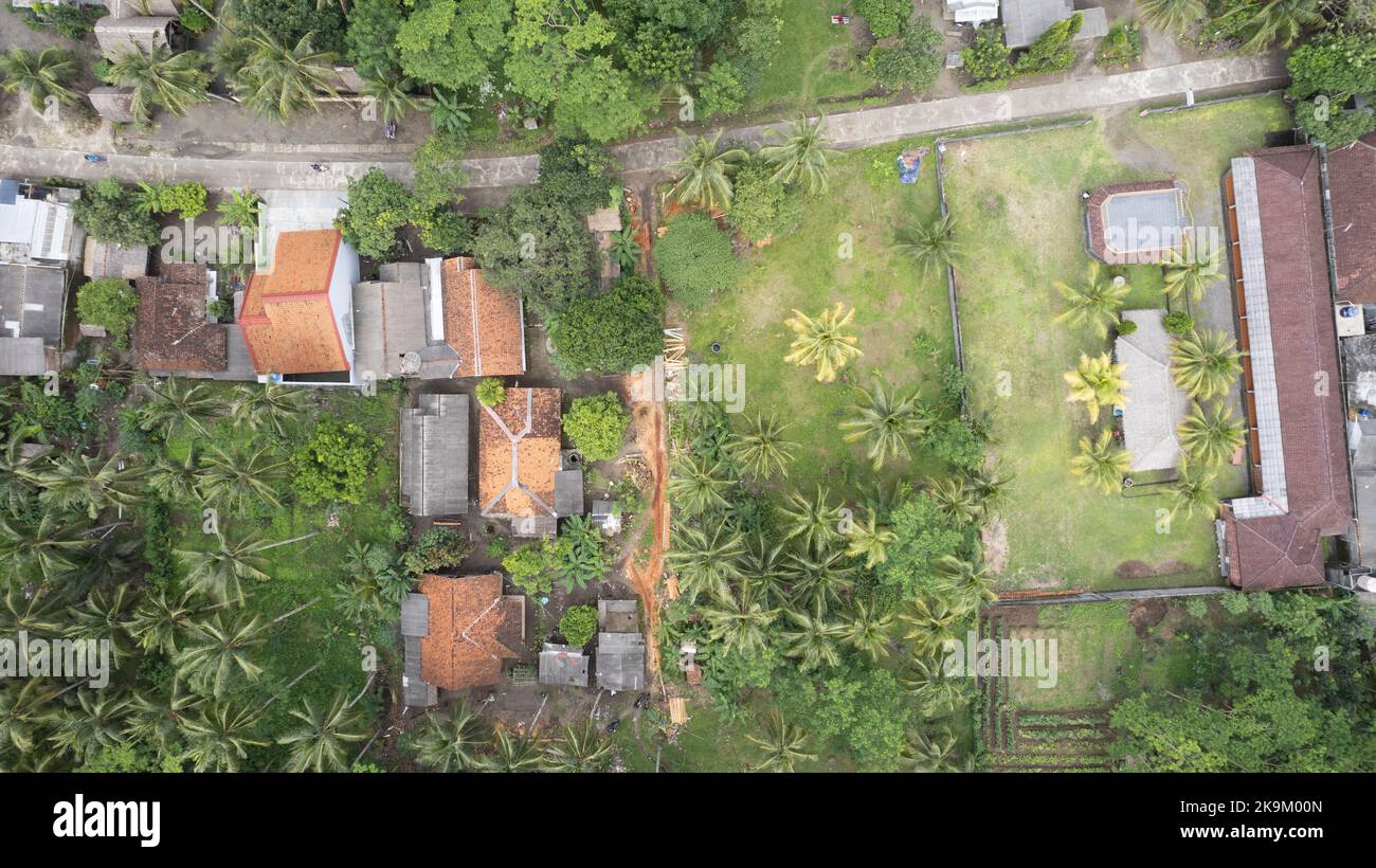 Dieses Foto wurde mit einer professionellen Drohnen-Kamera aufgenommen, die die Schönheit der Landschaft aus einer wirklich erhöhten Perspektive einfängt. Stockfoto