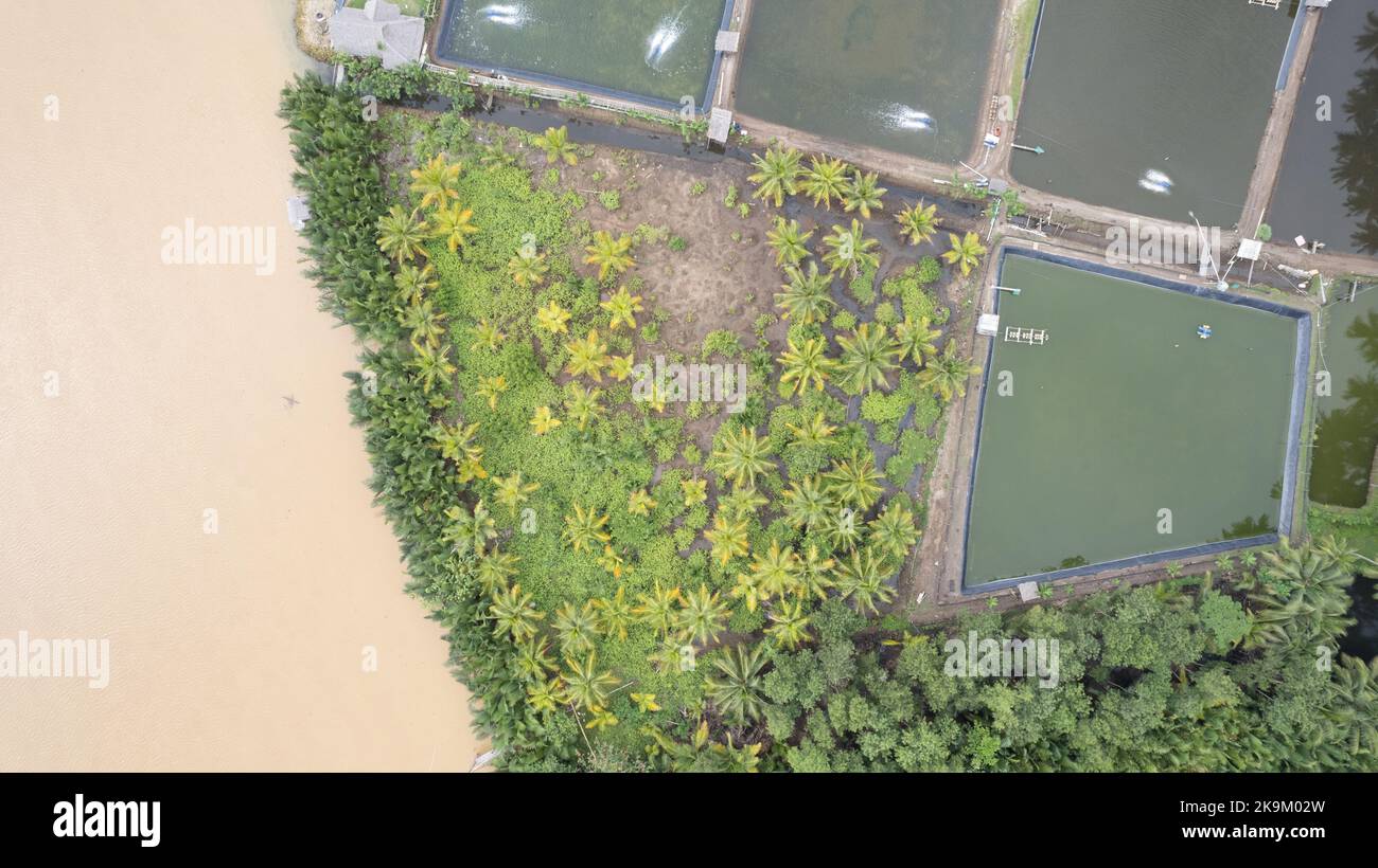 Dieses Foto wurde mit einer professionellen Drohnen-Kamera aufgenommen, die die Schönheit der Landschaft aus einer wirklich erhöhten Perspektive einfängt. Stockfoto