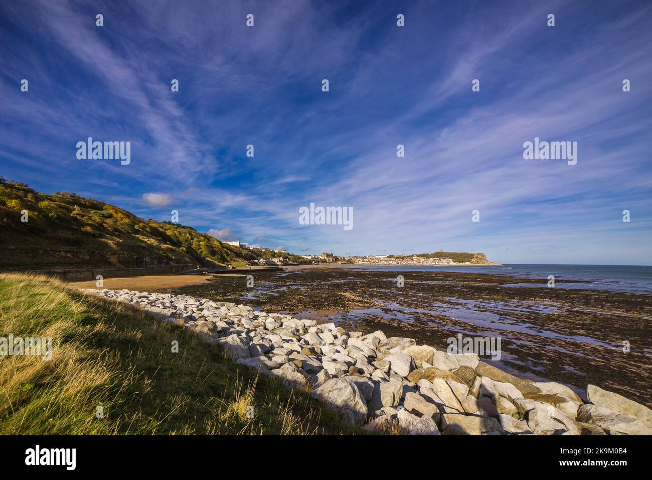 Scarborough South Bay - Foto von der Verteidigung des Meeres in der Nähe von Holbeck Parkplatz. Stockfoto