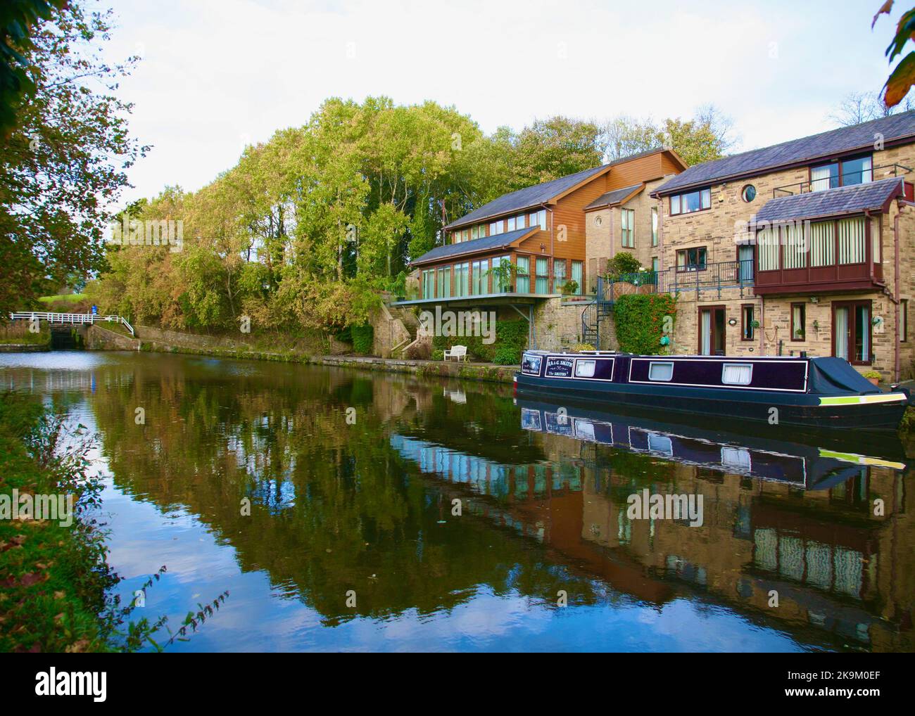 Immobilien am Wasser am Leeds Liverpool Canal, Whittle-Le-Woods, Chorley, Lancashire, Vereinigtes Königreich, Europa Stockfoto