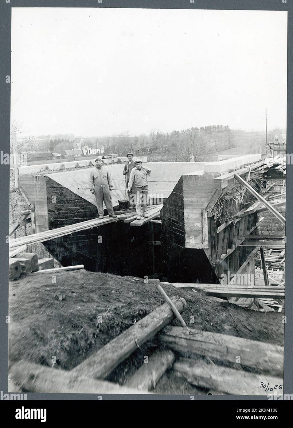 Brückenwechsel. Die Brückenhalterung ist lackiert. Stockfoto