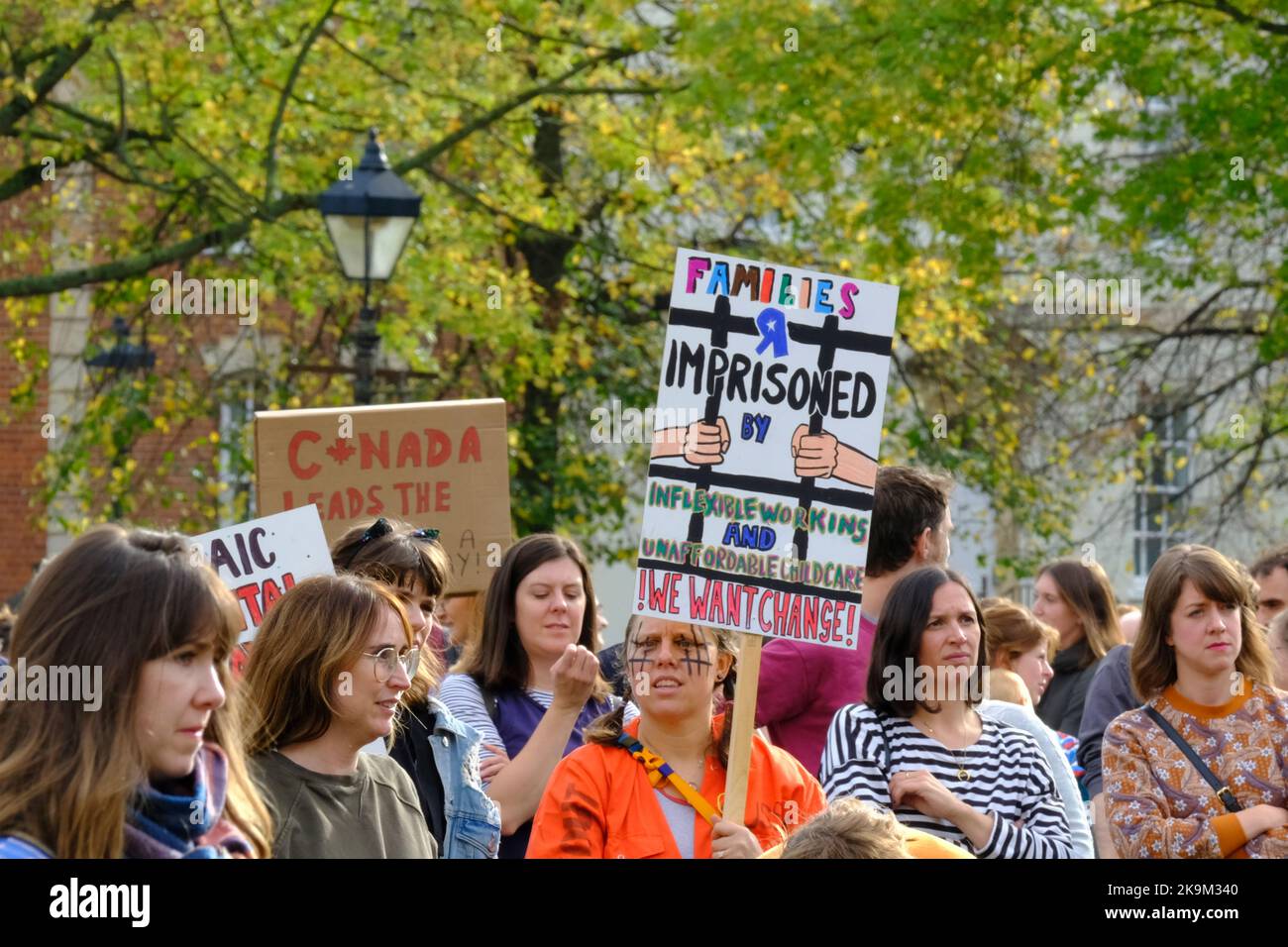 College Green, Bristol, Großbritannien. 29. Oktober 2022. Der Marsch der Mumien ist ein nationaler Protest gegen den Mangel an bezahlbarer Kinderbetreuung, begrenztem Elternurlaub und flexiblen Arbeitszeiten für Eltern. Es wird gehofft, dass dieser familienfreundliche Halloween-Protest während der Lebenskostenkrise auf diese zusätzliche Entziehung der Familienfinanzen aufmerksam machen wird. Kredit: JMF Nachrichten/Alamy Live Nachrichten Stockfoto