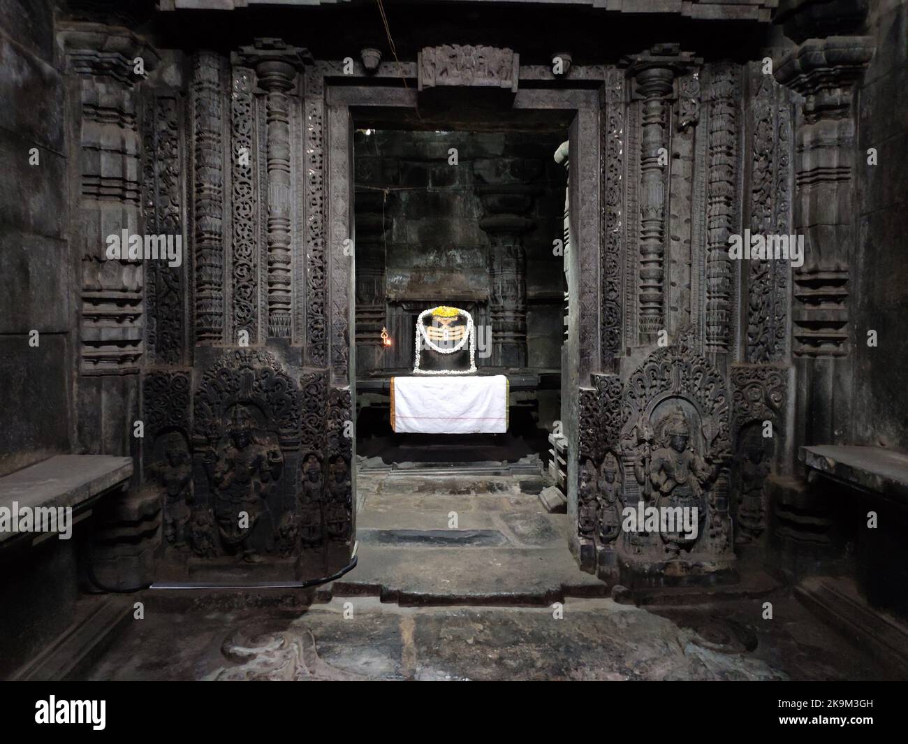 Shiva Linga im Shaivismus Hindu-Tempel Hoysaleswara Arts Halebidu Karnataka Indien Stockfoto