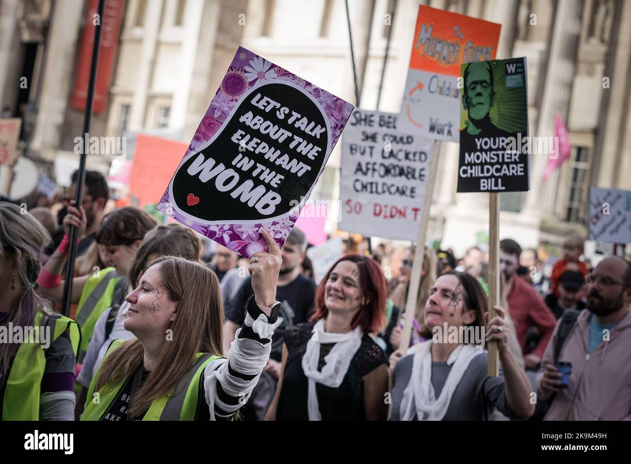 London, Großbritannien. 29.. Oktober 2022. März der Mumien. Tausende nehmen an dem nationalen Protest Teil, der Reformen in Schlüsselfragen fordert, die Mütter aus der Erwerbsbevölkerung in die Armut treiben. Die Wahlkämpfer wollen mehr Mittel für den Kinderbetreuungssektor, um eine erschwingliche, qualitativ hochwertige Kinderbetreuung für alle Kinder, einen umzäunten und ordnungsgemäß bezahlten Mutterschafts- und Vaterschaftsurlaub und damit alle Arbeitsplätze standardmäßig flexibel sein können. Kredit: Guy Corbishley/Alamy Live Nachrichten Stockfoto