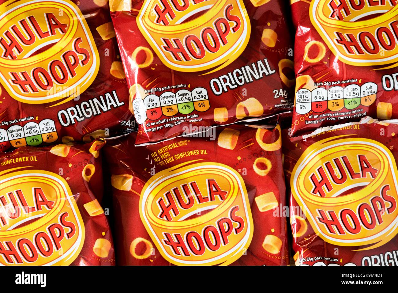 Pakete mit original Flavour Hula Hoops Kartoffelsnacks. Stockfoto