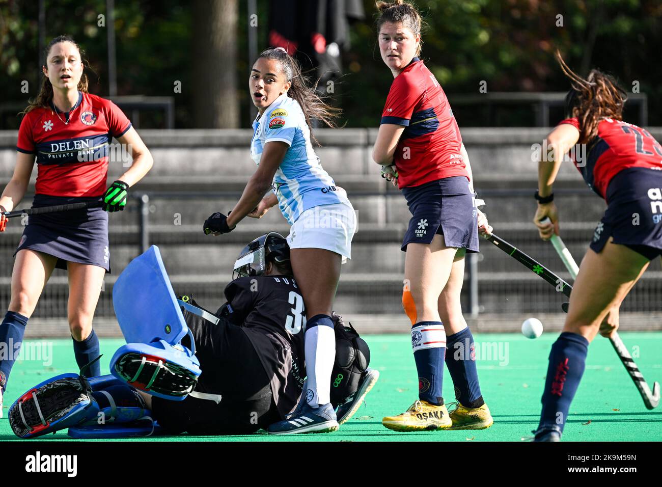 Dragons' Maite Bussels, Gantoises Ambre Ballenghien und Dragons' Stephanie De Groof, die während eines Eishockeyspiels zwischen KHC Dragons und Gantoise am Samstag, dem 29. Oktober 2022 in Brasschaat, am 10. Tag der Saison der belgischen Women Hockey League 2022-2023, in Aktion gezeigt wurde. BELGA FOTO TOM GOYVAERTS Kredit: Belga Nachrichtenagentur/Alamy Live News Stockfoto