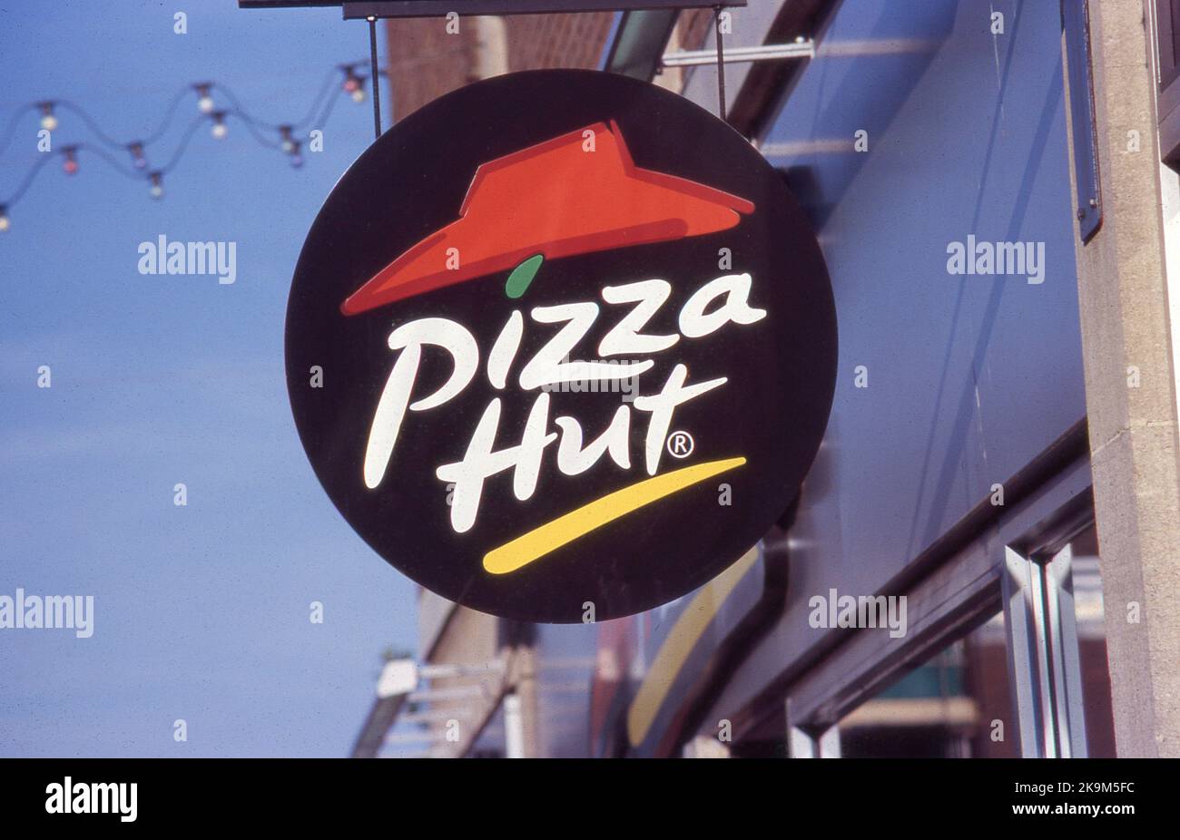 Beschilderung vor einer Filiale der internationalen Pizza-Kette Pizza Hut in Ashford in Kent, England im Juli 2006. Stockfoto