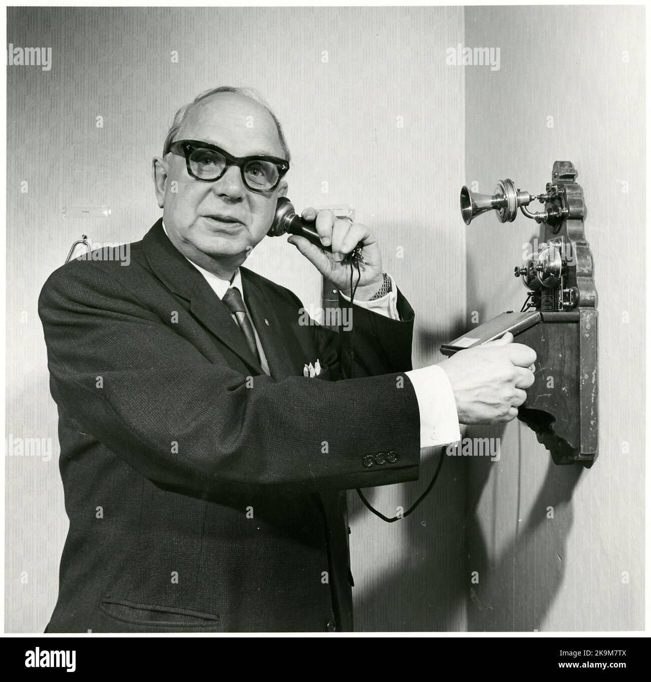 Der Oberste Inspektor Bo Ytterberg zeigt eines der Telefone, die im damals geplanten TGOJ-Museum im Skogstorp-Senderhaus aufbewahrt wurden. Stockfoto