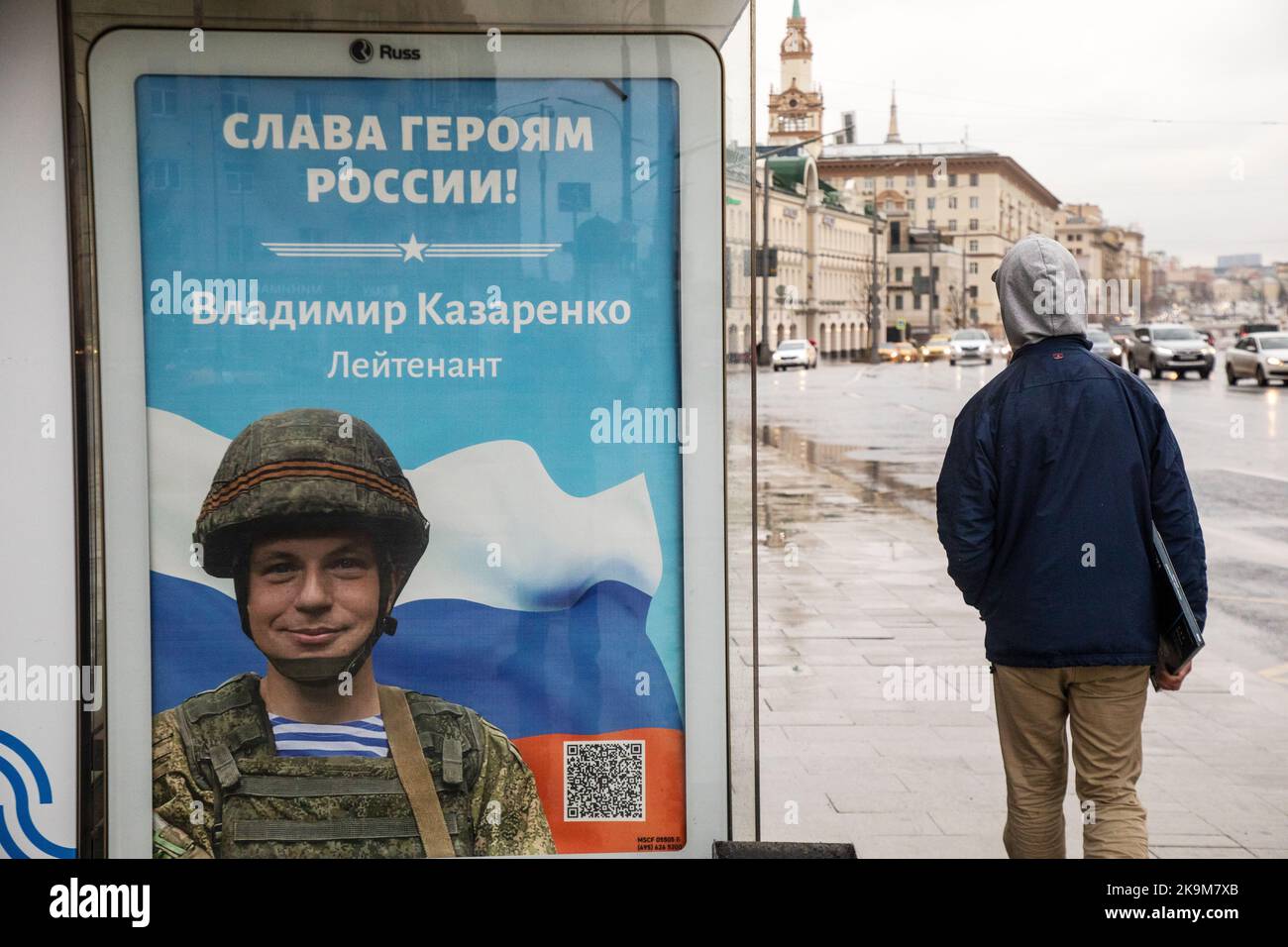 Moskau, Russland. 29.. Oktober 2022 in Moskau, Russland, ist ein Banner mit einem Porträt des Militäranmannes Wladimir Kozarenko, der an einer speziellen Militäroperation in der Ukraine teilnahm, zu sehen Stockfoto