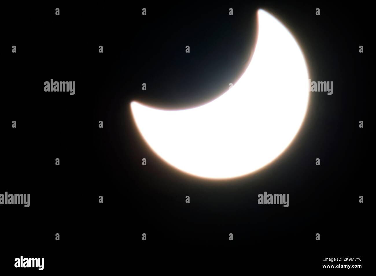 Teleaufnahme der Sonnenfinsternis mit Mondkratern und Fotosphäre der Sonne deutlich sichtbar. Jerewan, Armenien, 25. Oktober 2022 Stockfoto