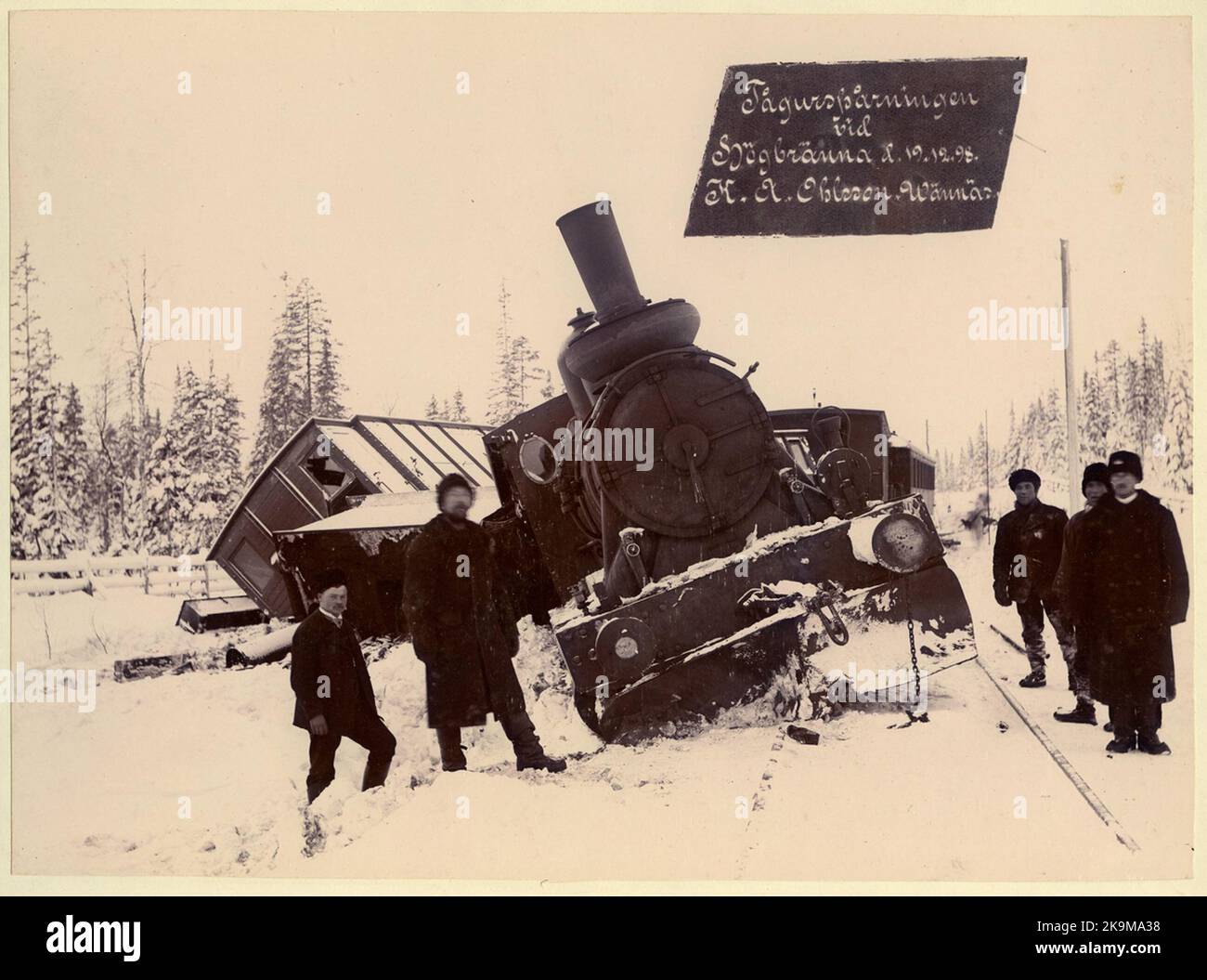 Zugverfolgung neben Nyåker. Es war der sogenannte Nyåkers-Unfall. Die Lokomotive auf dem Bild ist wahrscheinlich SJ KC3 333. Die Lokomotive hieß Adalsten und wurde 1885 von Motala Workshop hergestellt. Fertigungsnummer 77. 1918 verschrottet. Stockfoto