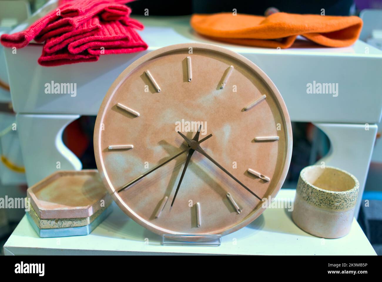 museum Shop Handwerk Uhr zum Verkauf Kunst und Kunsthandwerk Stockfoto