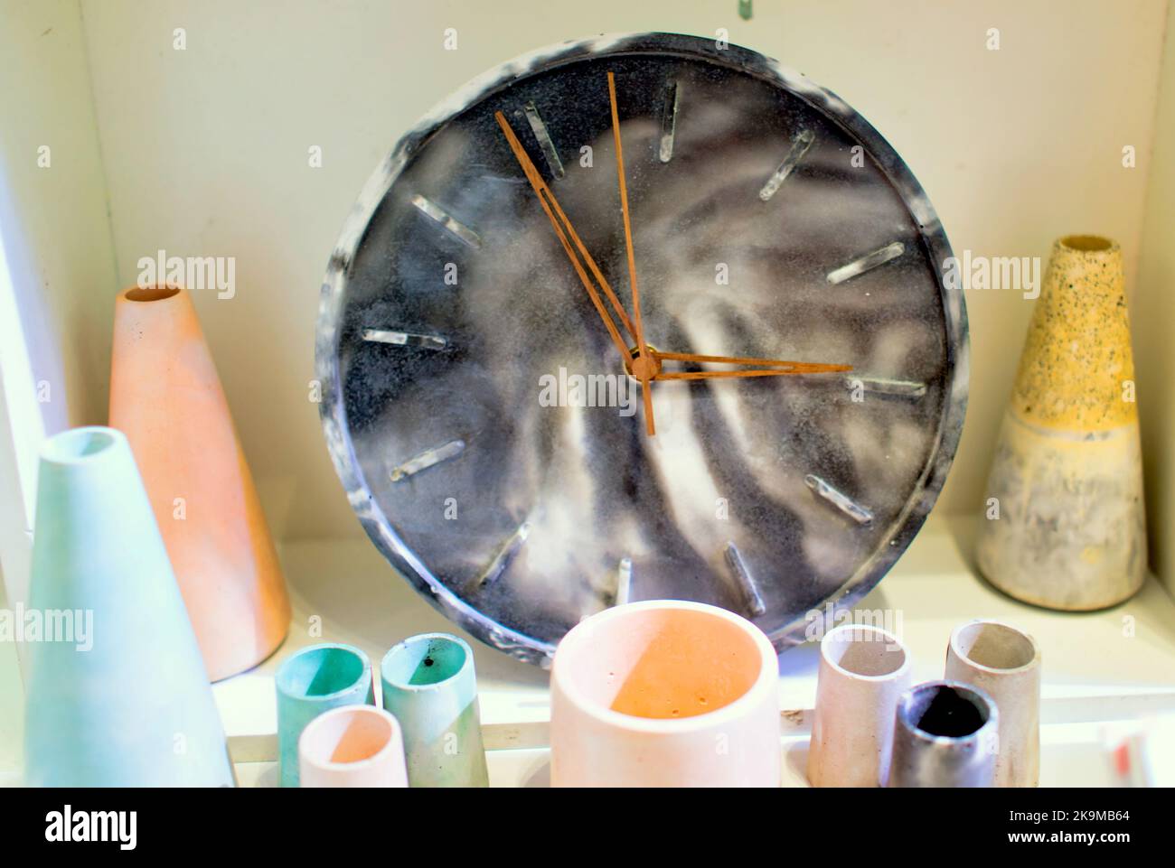museum Shop Handwerk Uhr zum Verkauf Kunst und Kunsthandwerk Stockfoto