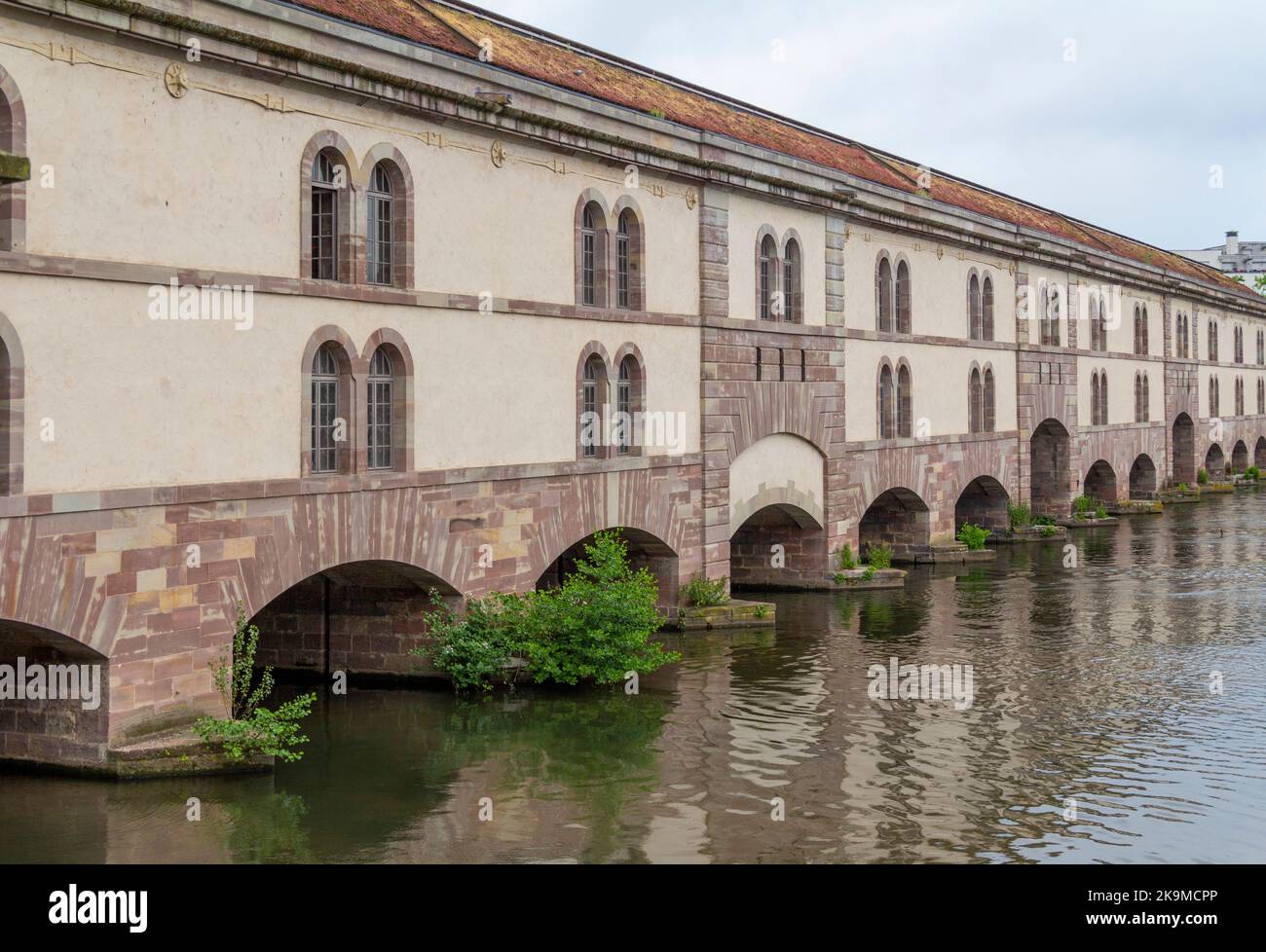 Landschaft um die Staustufe Vauban in Straßburg, einer Stadt im Elsass in Frankreich Stockfoto