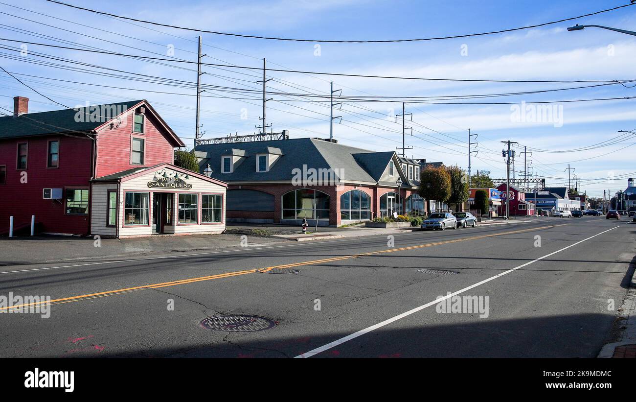 FAIRFIELD, CT, USA- 28. OKTOBER 2022: Straßenansicht von der Post Road an einem sonnigen Tag mit blauem Himmel Stockfoto