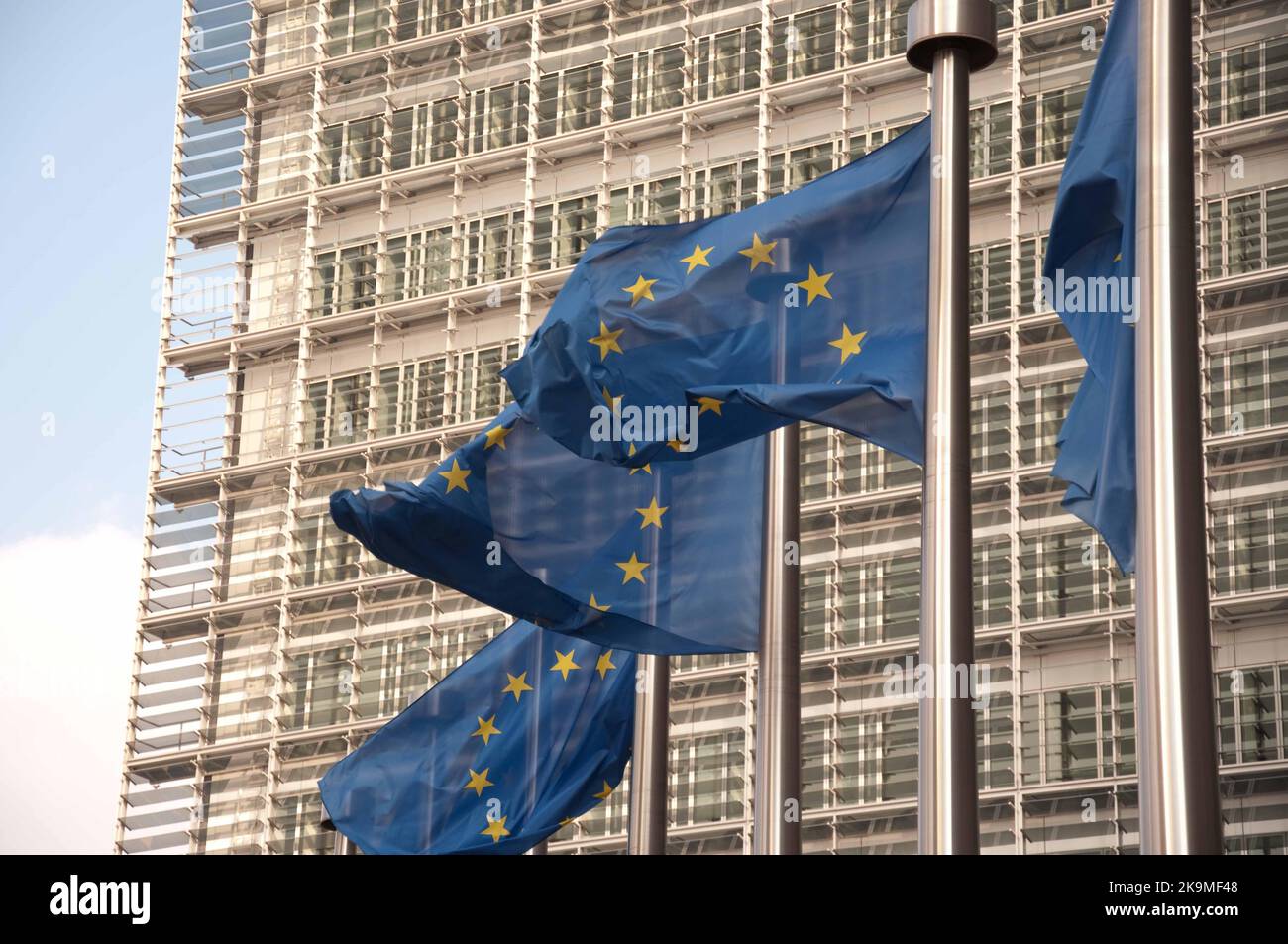 Gebäude der Europäischen Kommission, EU, Brüssel, Belgien - Flaggen der Europäischen Union Stockfoto