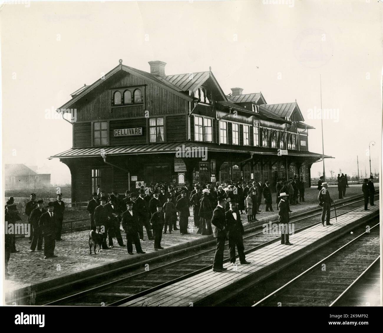 Der Bahnhof, fotografiert vom ersten 'Lappland Express' am 19. Juni 1903, trat der Lappland Express, der erste schnelle und luxuriöse Zug nach Lappland, aus Stockholm Central zurück. Der Zug bestand aus zwei Schlafwagen der ersten Klasse, einem Salonwagen, einem Restaurantwagen und einem Wagen der dritten Klasse für den Dienst. Der Lappland Express fuhr um vier Uhr nachmittags vom Hauptbahnhof ab. 48 Stunden später kam der Zug in Narvik an Stockfoto