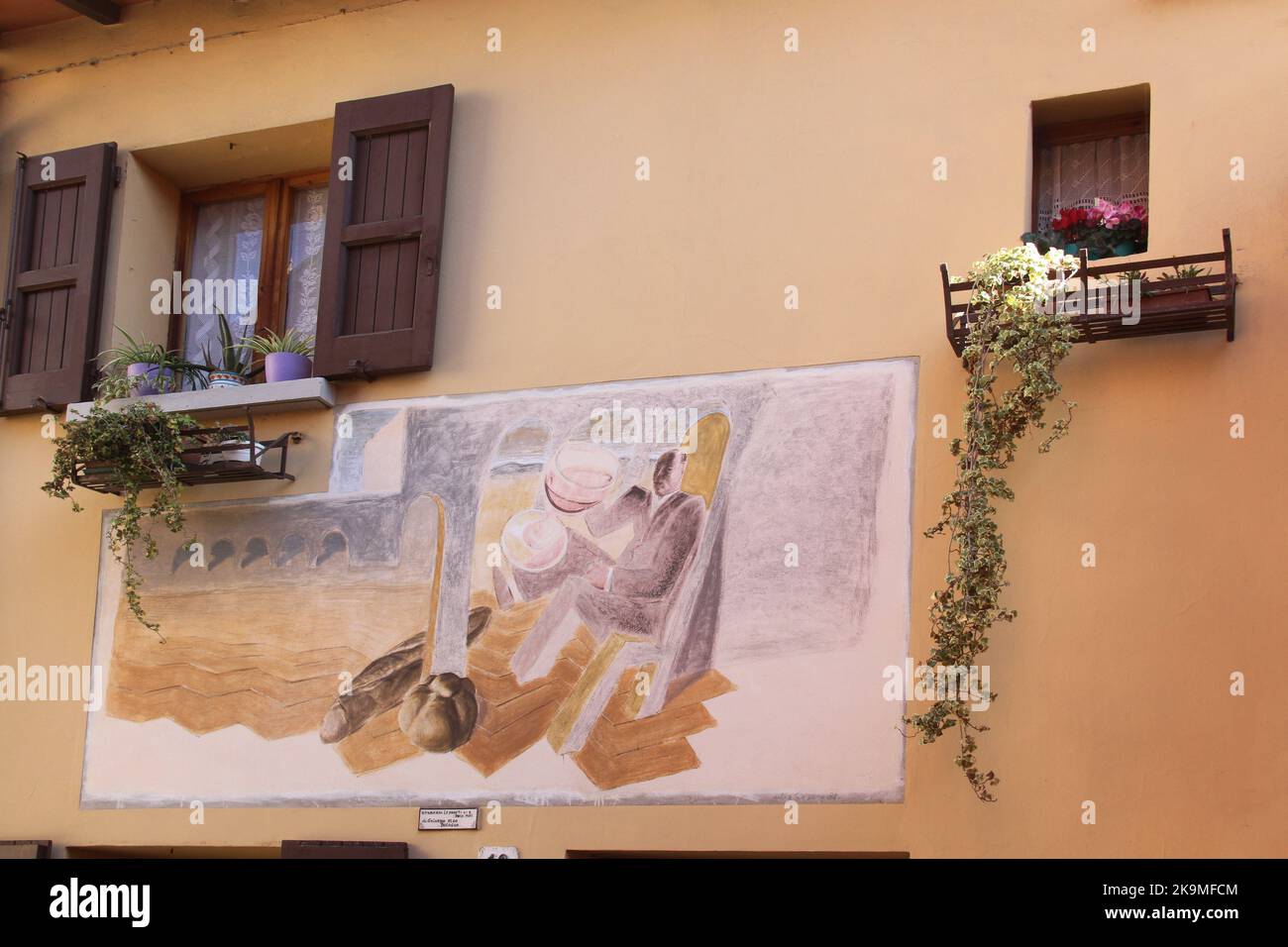 Dozza, Italien. Wandmalereien an der Fassade historischer Gebäude. „Attraverso Le Pareti Di B.“ von Aldo Galgano, 1983. Stockfoto