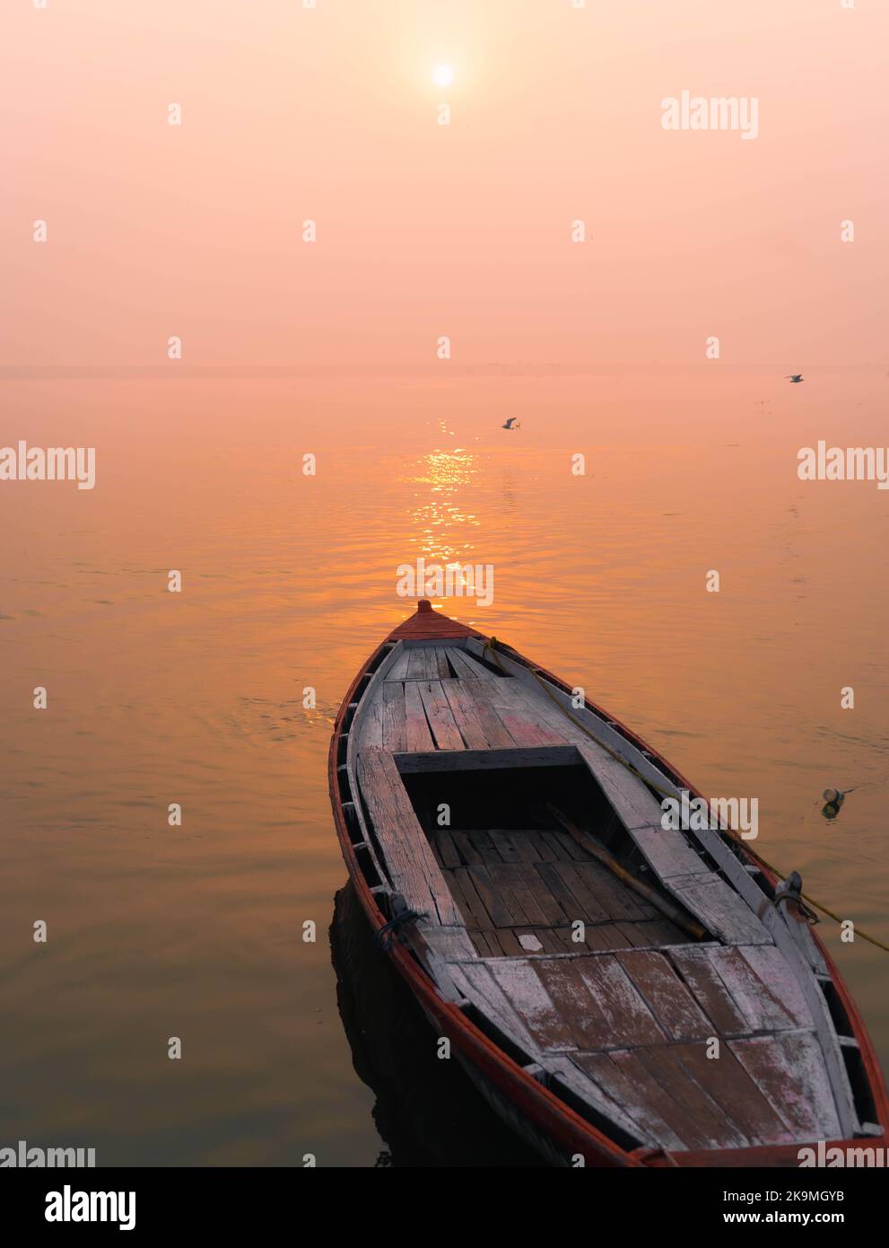 Boot in ganges Fluss bei Sonnenuntergang indien varanasi Ghat evozieren Selbstreflexion, Bewusstsein und Meditation Stockfoto