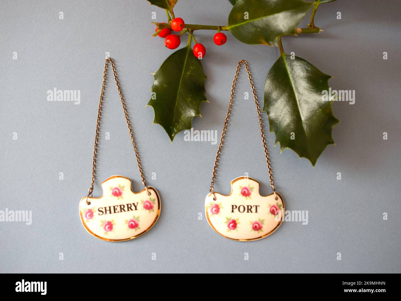 Vintage-Dekanter-Etiketten mit Weihnachtsdekorationen. Stockfoto