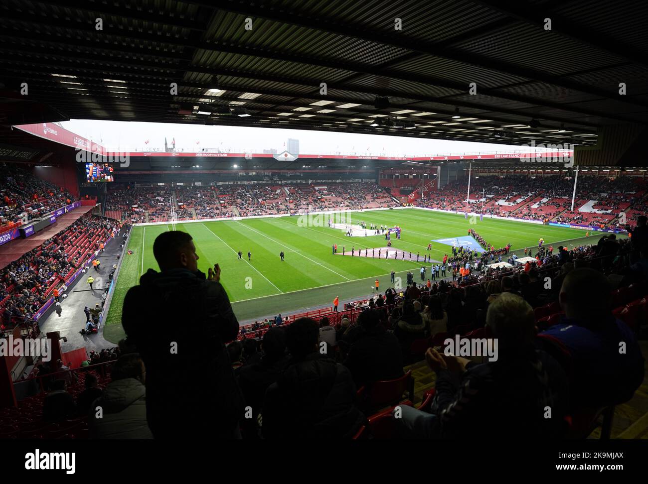 Die Fans applaudieren den Teams, die vor dem Rugby-League-Weltcup-Spiel Der Gruppe A in der Bramall Lane, Sheffield, auf das Spielfeld gehen. Bilddatum: Samstag, 29. Oktober 2022. Stockfoto