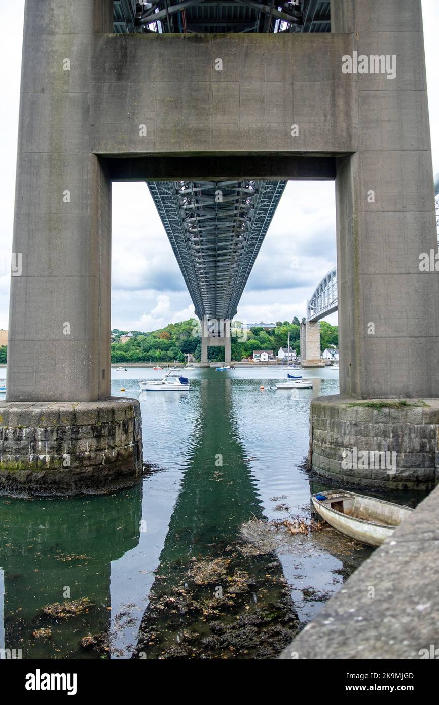 Unter der Saltash-Brücke Stockfoto