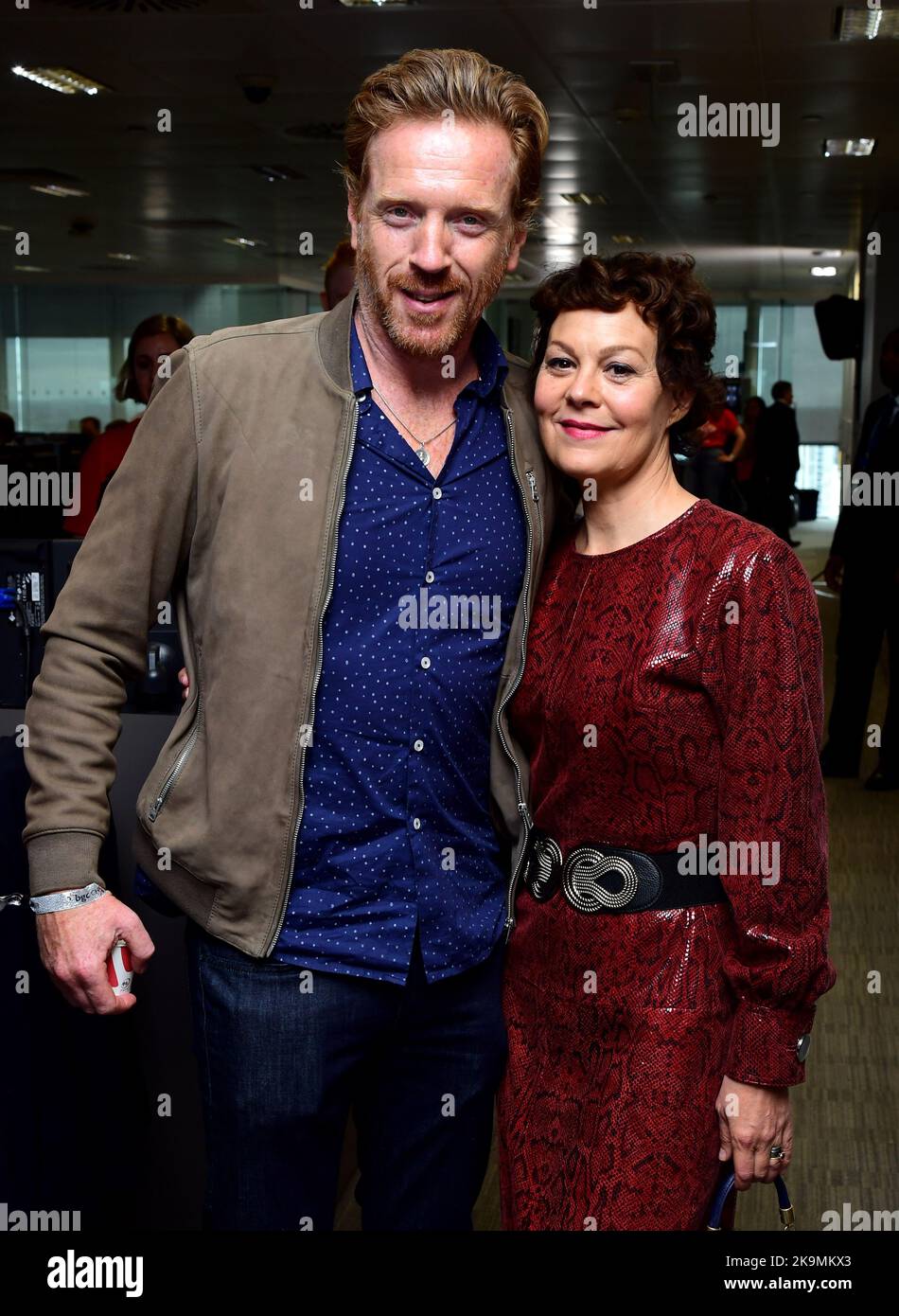 Aktenfoto vom 11/9/2019 von Damian Lewis und Helen McCrory. Der Schauspieler aus Homeland sagte, er sei nach dem Tod seiner Frau „vier oder fünf Monate“ erschöpft und erschöpft gewesen. Die gefeierte Schauspielerin McCrory, die bekannt war für ihre Rolle als einflussreiche Frauen wie Shelby-Familienmatriarchin Tante Polly im BBC-Bandendrama Peaky Blinders und Narcissa Malfoy in den Harry Potter-Filmen, starb im April 2021 im Alter von 52 Jahren nach einem Kampf mit Krebs. Lewis, 51, sagte, seine Frau von 14 Jahren zu verlieren, mit der er zwei Kinder teilt, war eine sehr fruchtbare, sehr kreative, rohe, offene Zeit, sowie flach und schwierig und Stockfoto