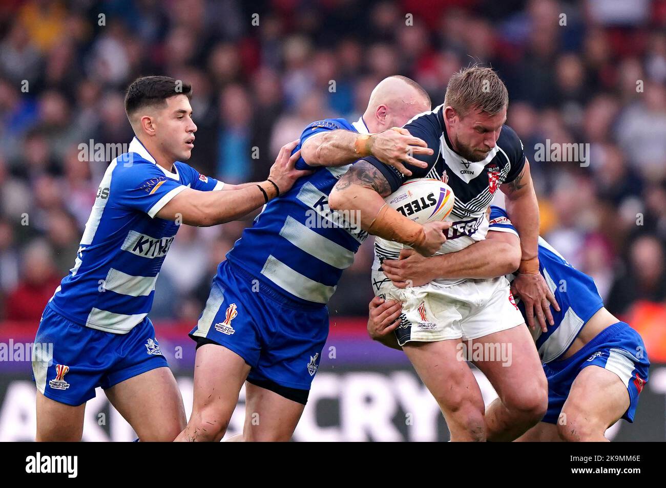 Der englische Andy Ackers (zweiter rechts) wurde vom griechischen Nichola Flocas während des Spiels der Rugby-League-Weltcup-Gruppe A in der Bramall Lane, Sheffield, angegangen. Bilddatum: Samstag, 29. Oktober 2022. Stockfoto