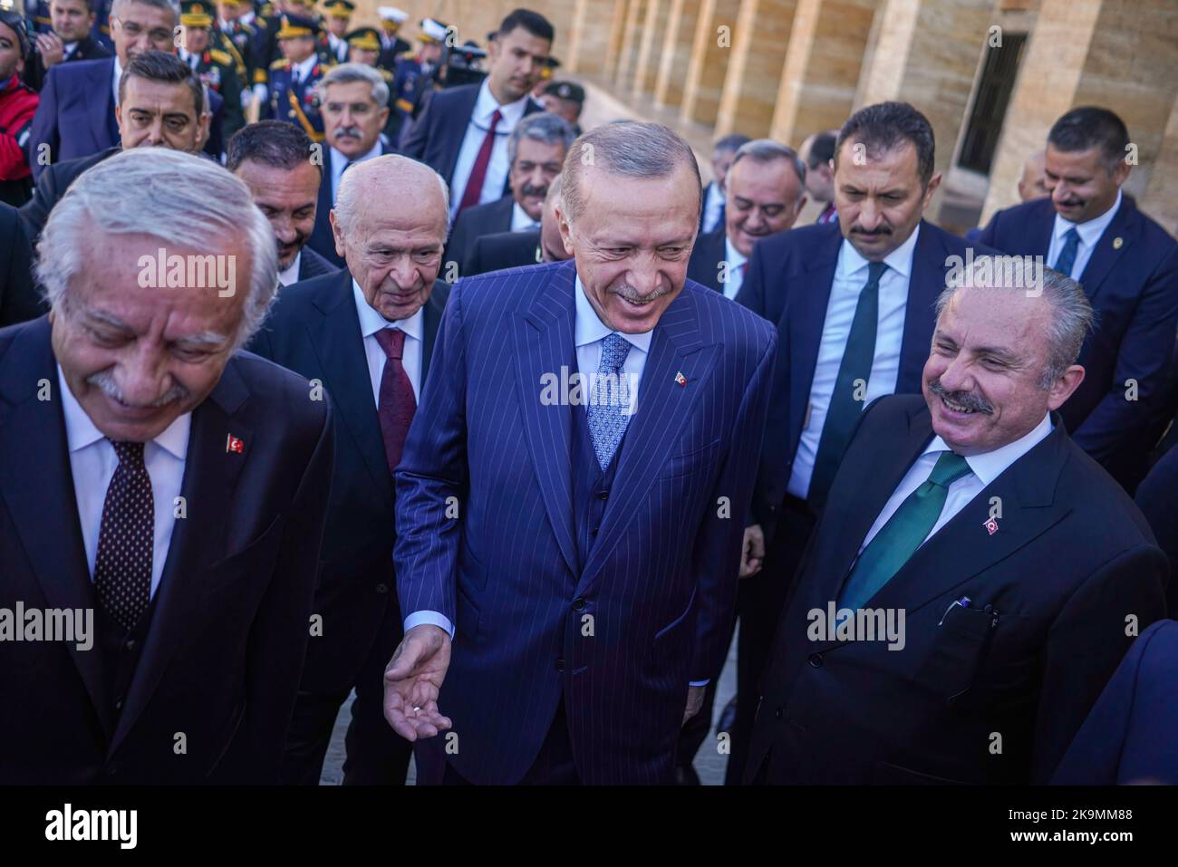 Der Präsident der Republik Türkei, Recep Tayyip Erdogan (L), und der Vorsitzende der Partei der Nationalistischen Bewegung, Devlet Bahçeli (R), nehmen an der Zeremonie in einem Tkabir Teil. Der Tag der Republik ist ein Nationalfeiertag, der in der Türkei und in Nordzypern jedes Jahr am 29. Oktober gefeiert wird, als Erinnerung an die Erklärung der Großen Nationalversammlung der Türkei zur Verwaltung der Republik am 29. Oktober 1923. Zum 99.. Jahrestag der Republik besuchte der Präsident der Republik Türkei, Recep Tayyip Erdogan, das Mausoleum von Atatürk, dem Gründer des Landes. Stockfoto